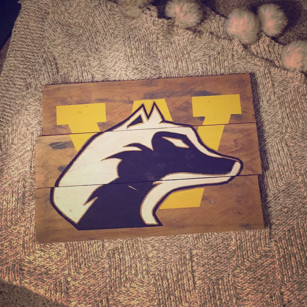 Wood antique style Washington Huskies sign!